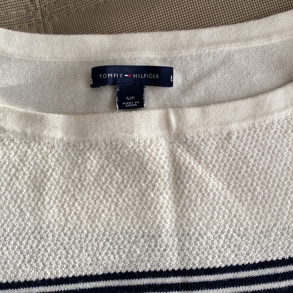 Tommy Hilfiger light sweater in size S/P - Picture 2 of 2